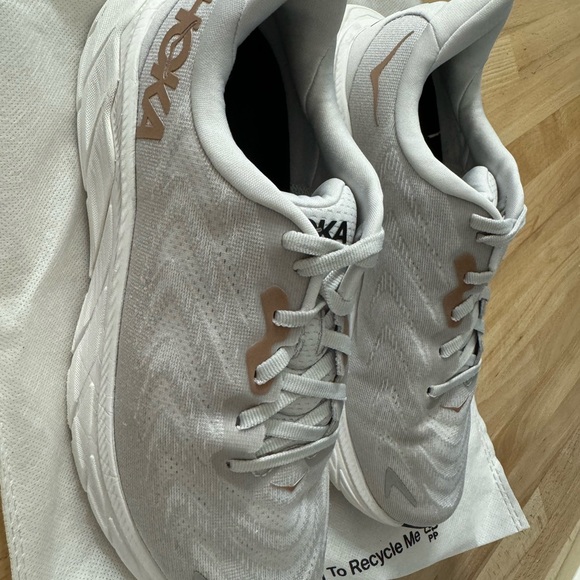 HOKA size 8.5 grey ish off white color! So comfy! Arahi model - Picture 2 of 3